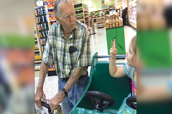 4χρονο κοριτσάκι ζητάει από έναν παππού να βγούνε φωτογραφία…Που να ήξερε ότι θα του άλλαζε η ζωή! – Sex