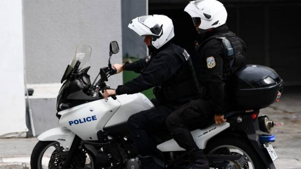 Kύκλωμα επίορκων αστυνομικών έκανε παράνομες «ελληνοποιήσεις» μεταναστών